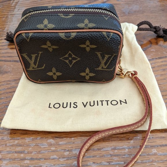 Louis vuitton deals pouch wristlet
